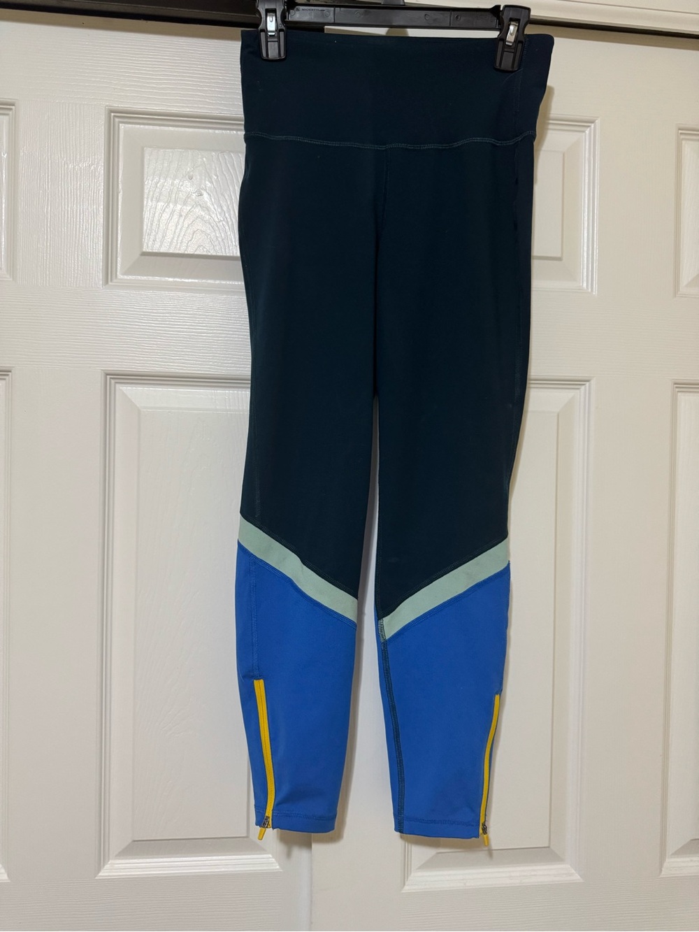 Old Navy women’s and Blue Performance Leggings